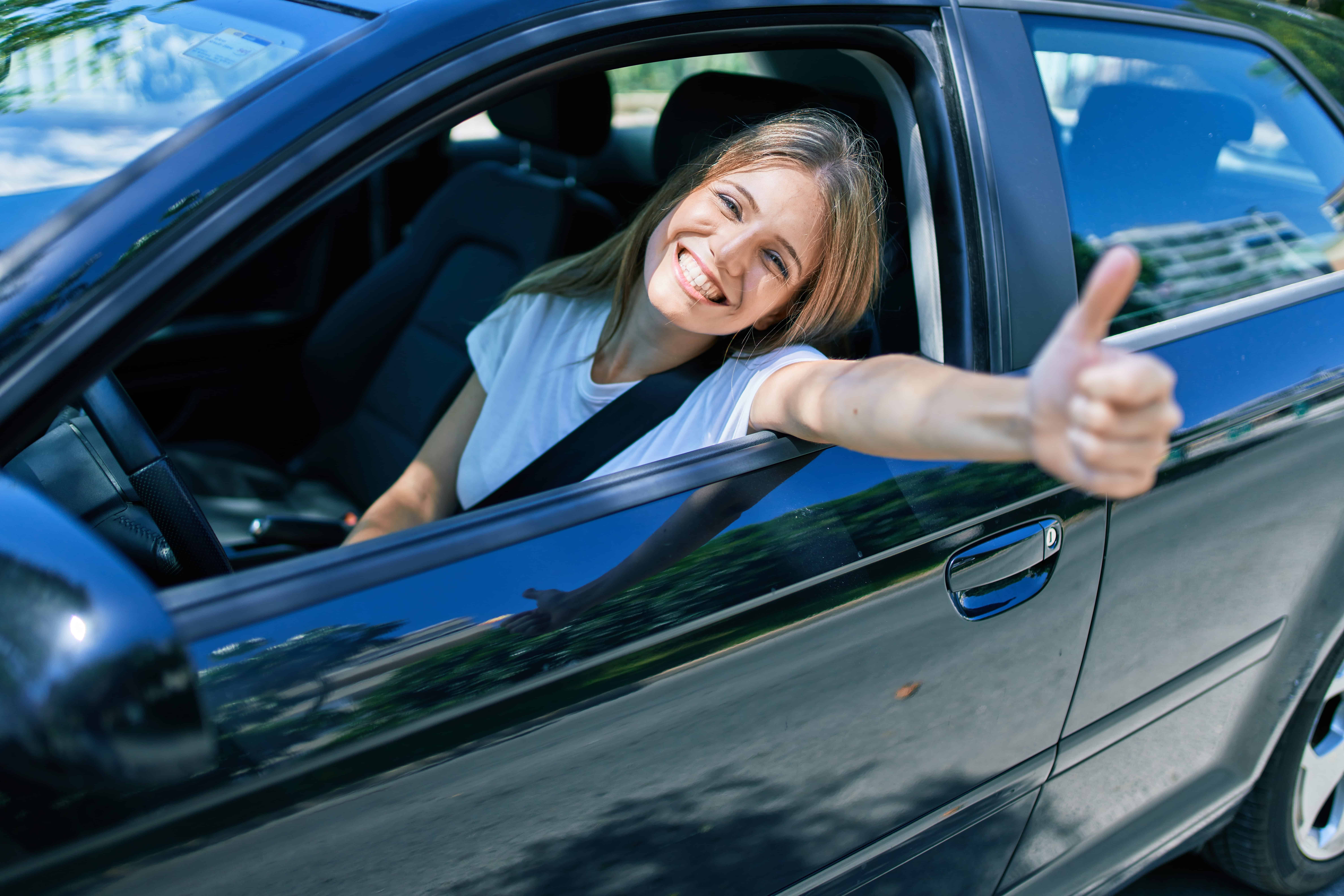 Young,Beautiful,Blonde,Woman,Smiling,Happy,With,Thumb,Up,Doing Reserva Aparcamiento en aeropuerto de alicante